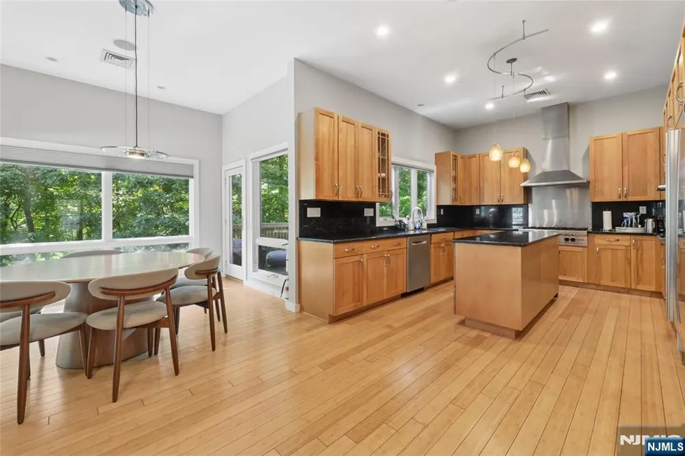 192 Stonehurst Drive Tenafly, NJ 07670