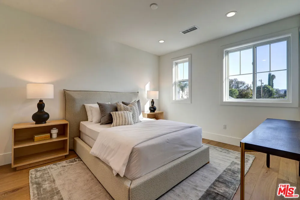 11729 Hartsook Street Valley Village, CA 91607