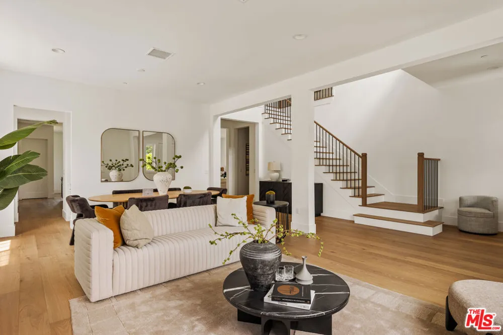 11729 Hartsook Street Valley Village, CA 91607