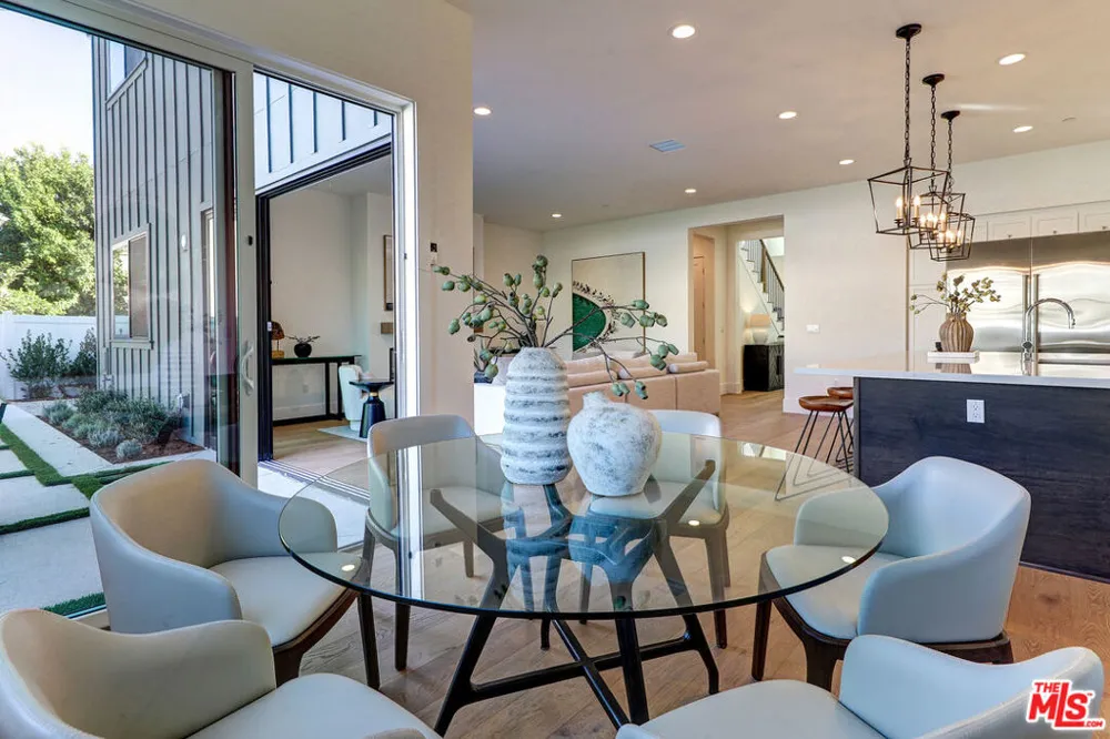 11729 Hartsook Street Valley Village, CA 91607