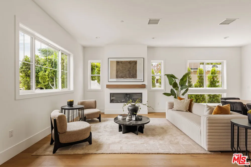 11729 Hartsook Street Valley Village, CA 91607