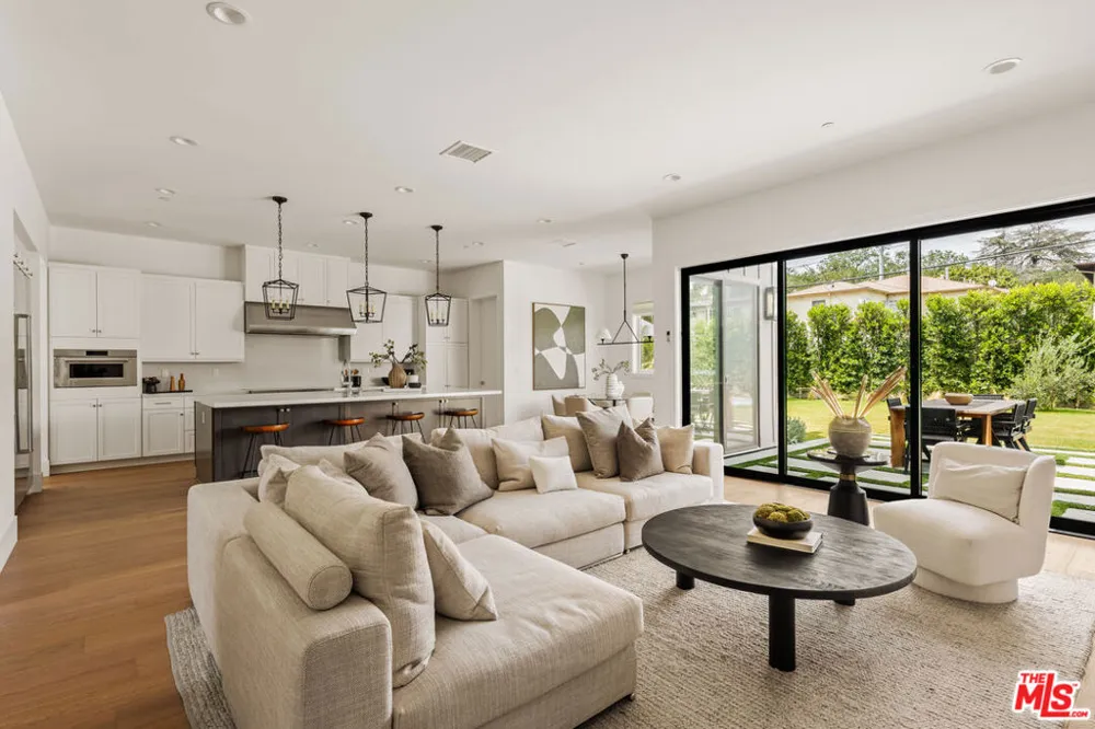 11729 Hartsook Street Valley Village, CA 91607