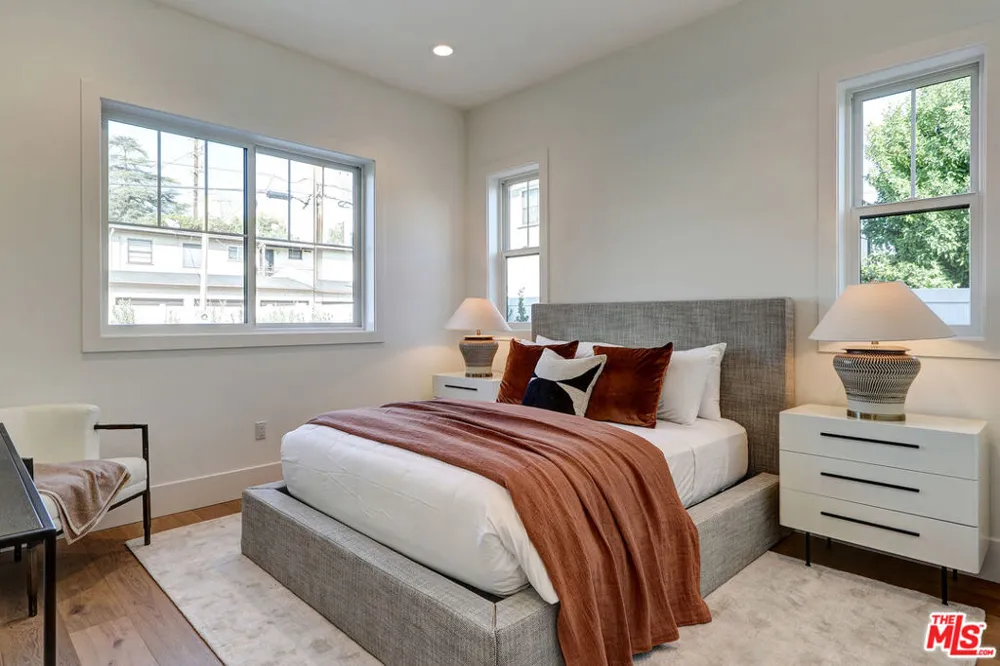 11729 Hartsook Street Valley Village, CA 91607