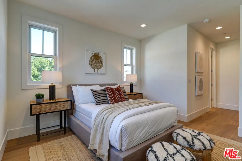 11729 Hartsook Street Valley Village, CA 91607