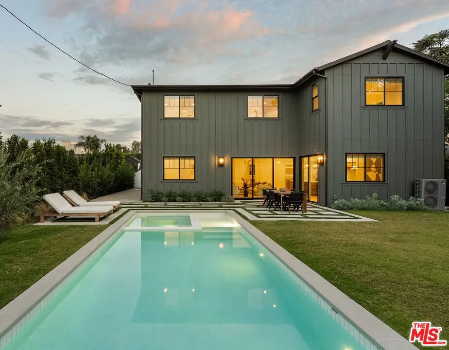 11729 Hartsook Street Valley Village, CA 91607
