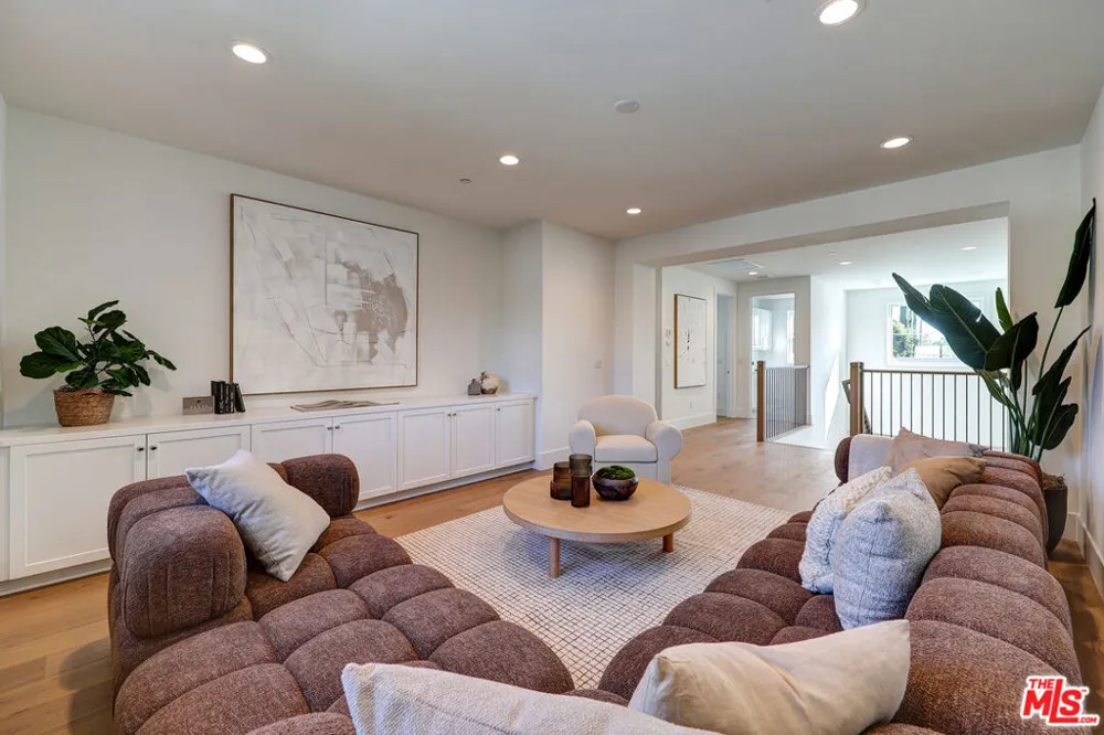 11729 Hartsook Street Valley Village, CA 91607