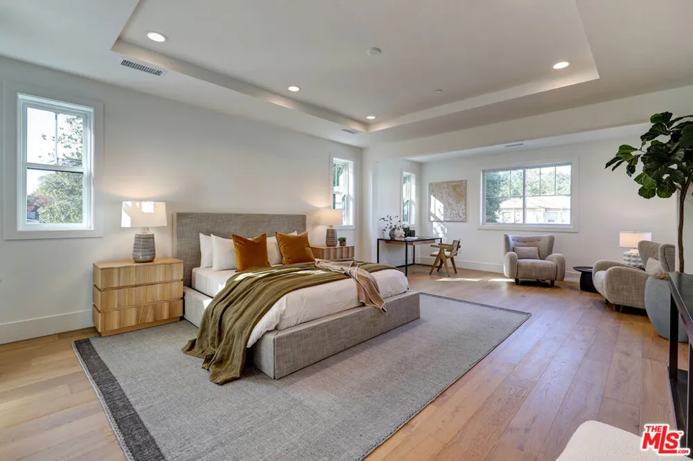 11729 Hartsook Street Valley Village, CA 91607