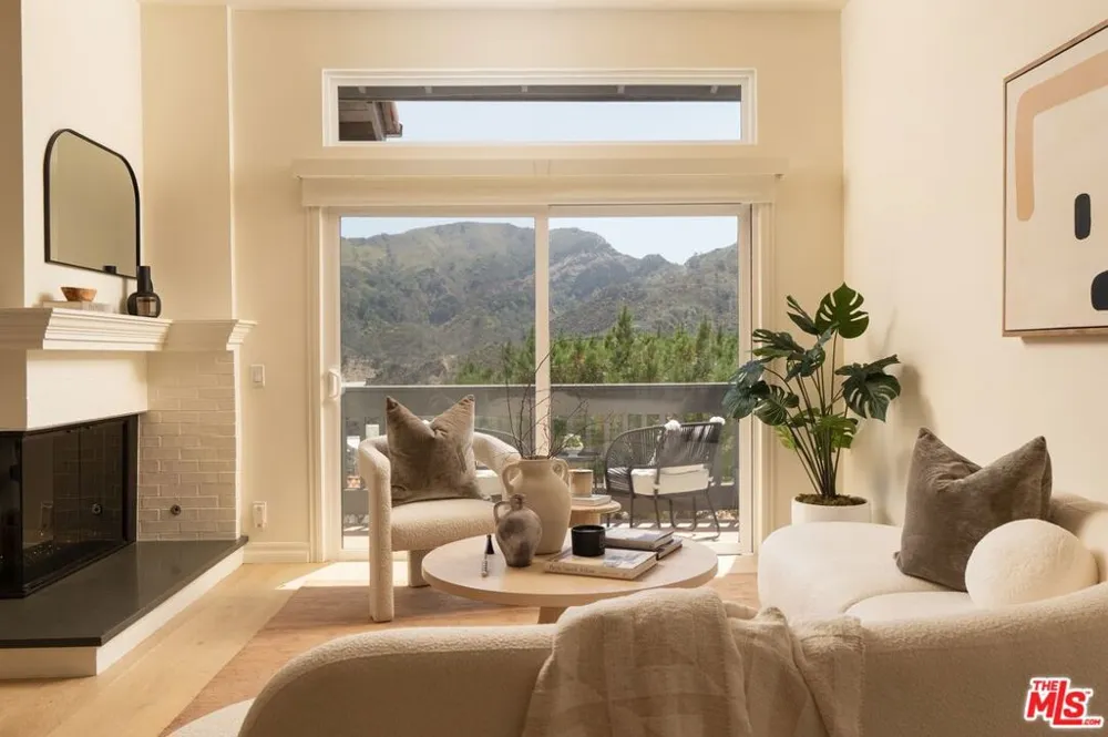 1692 Michael Lane Los Angeles, CA 90272