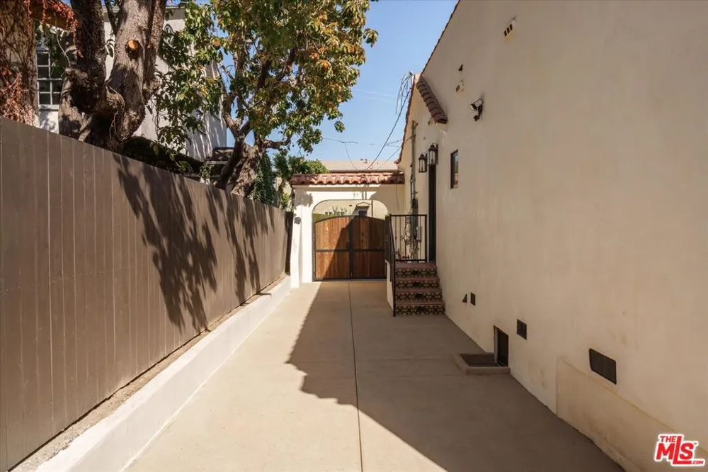 1545 Benton Way Los Angeles, CA 90026