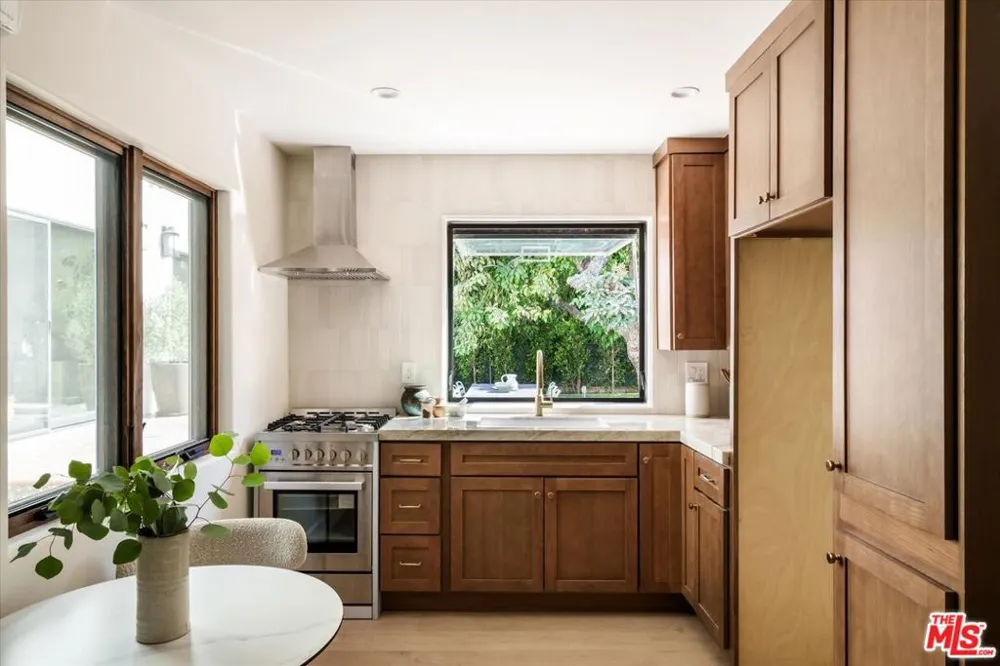 1545 Benton Way Los Angeles, CA 90026