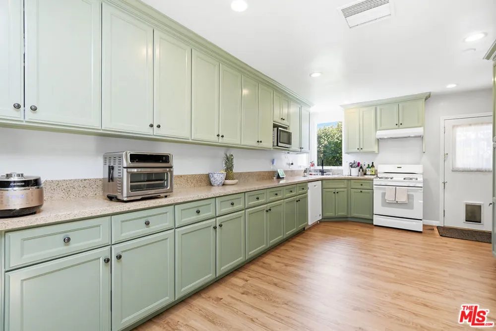 7501 Earldom Avenue Playa del Rey, CA 90293