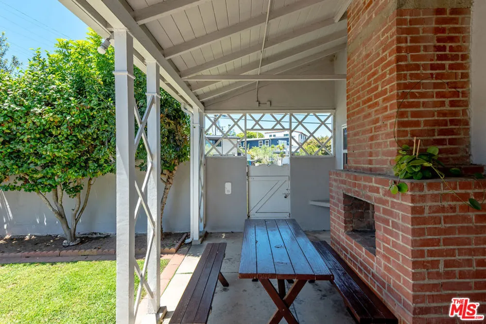 7501 Earldom Avenue Playa del Rey, CA 90293