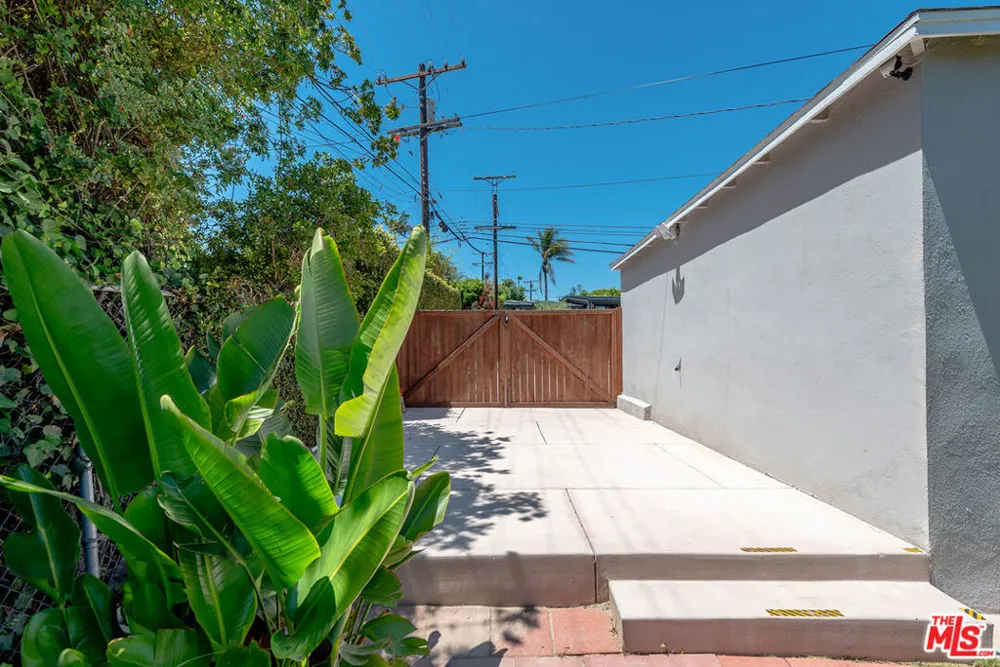 7501 Earldom Avenue Playa del Rey, CA 90293