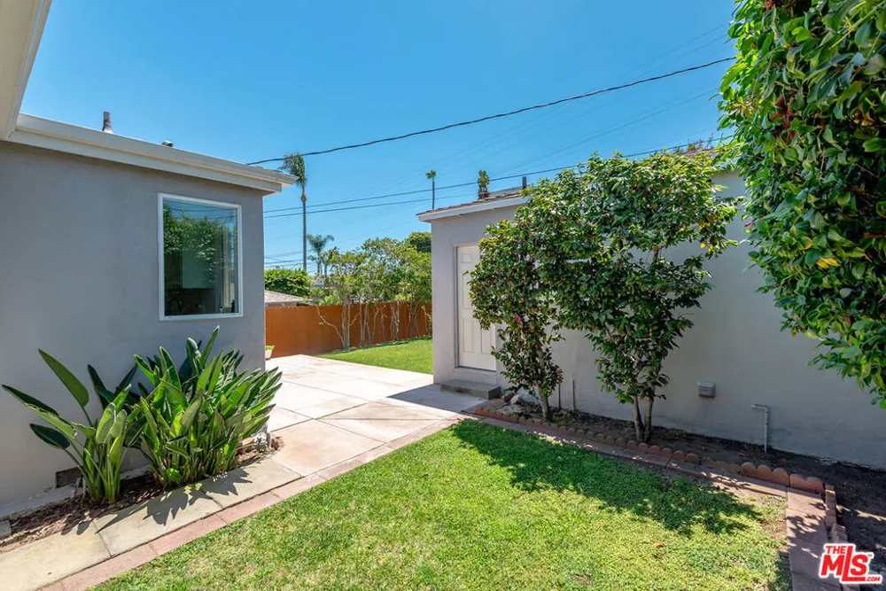 7501 Earldom Avenue Playa del Rey, CA 90293