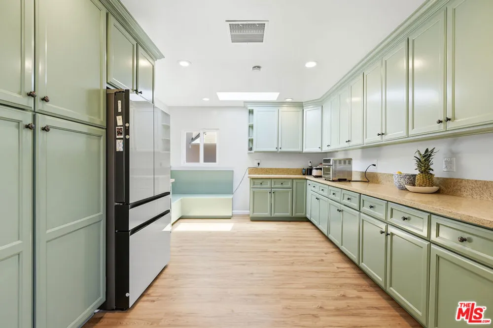 7501 Earldom Avenue Playa del Rey, CA 90293