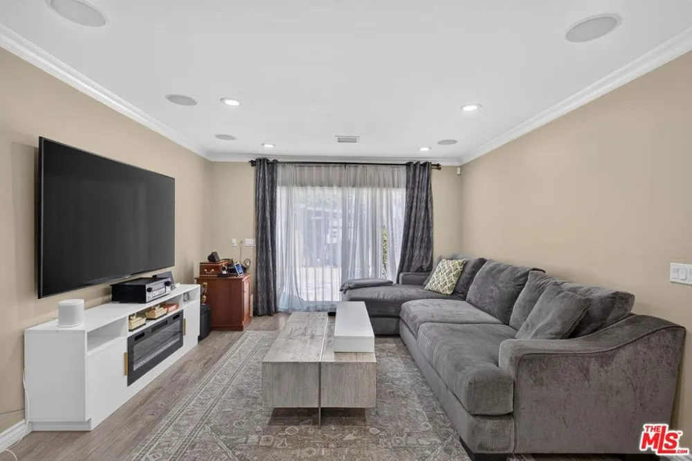 14743 McCormick Street Sherman Oaks, CA 91411