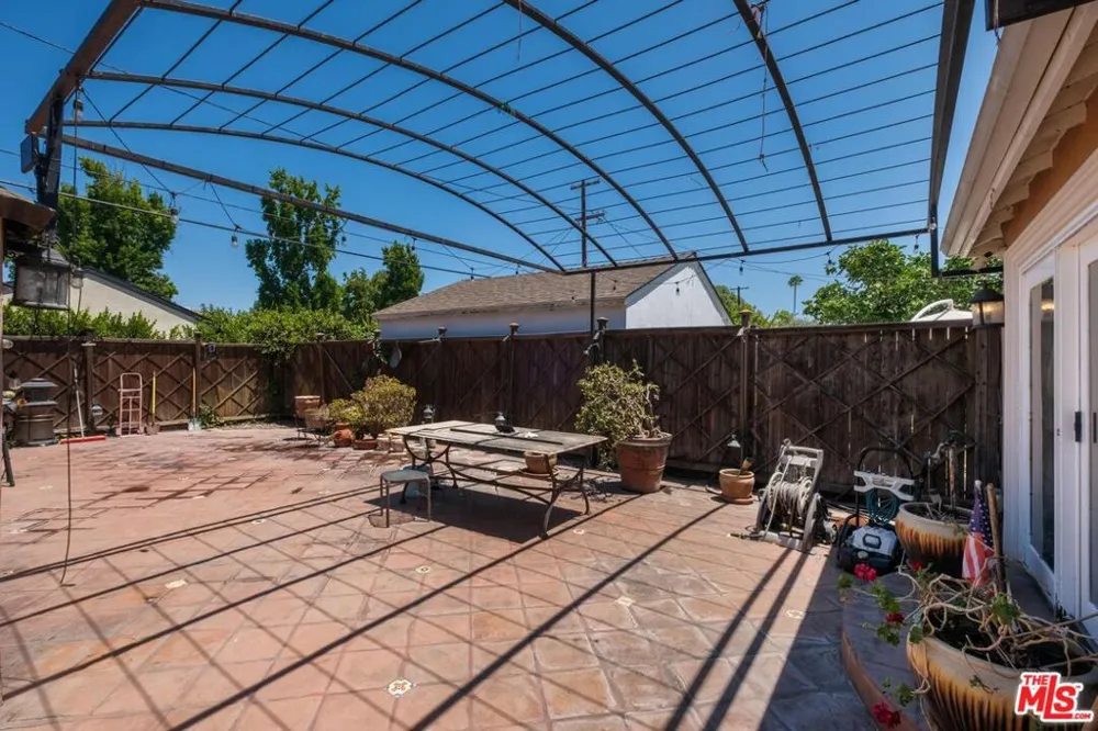 14743 McCormick Street Sherman Oaks, CA 91411