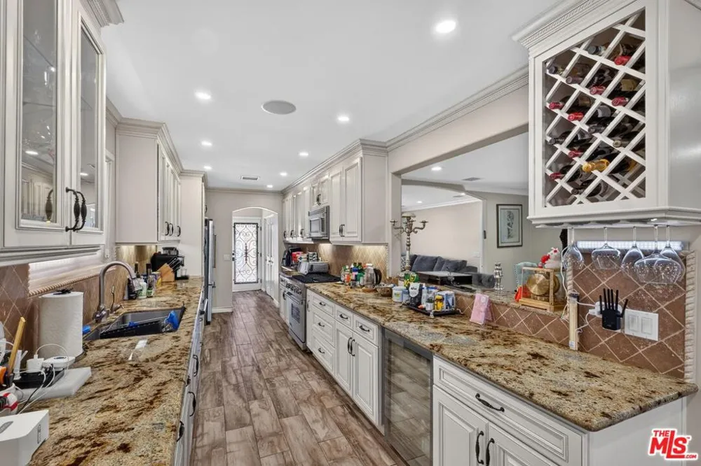 14743 McCormick Street Sherman Oaks, CA 91411