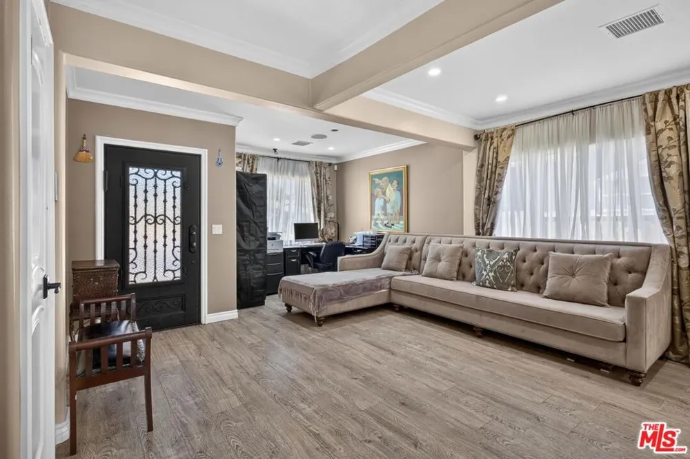 14743 McCormick Street Sherman Oaks, CA 91411