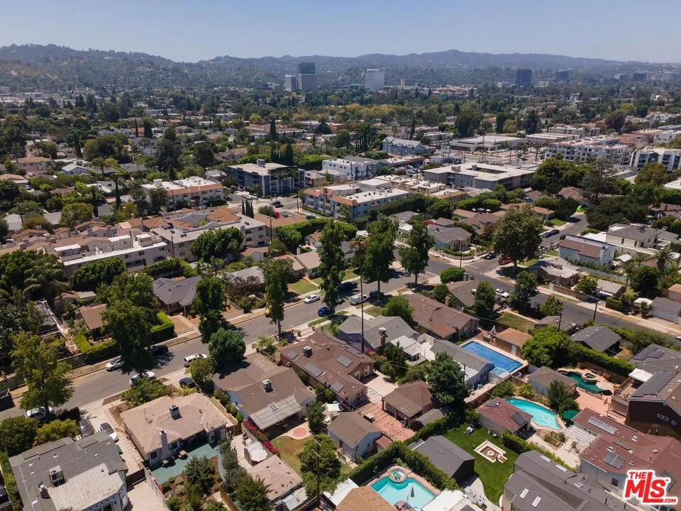 14743 McCormick Street Sherman Oaks, CA 91411