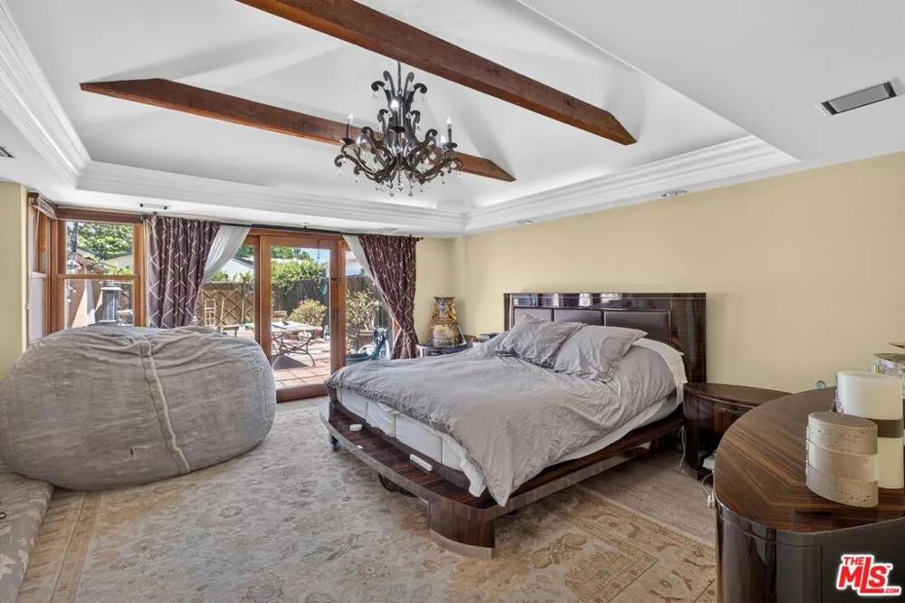 14743 McCormick Street Sherman Oaks, CA 91411