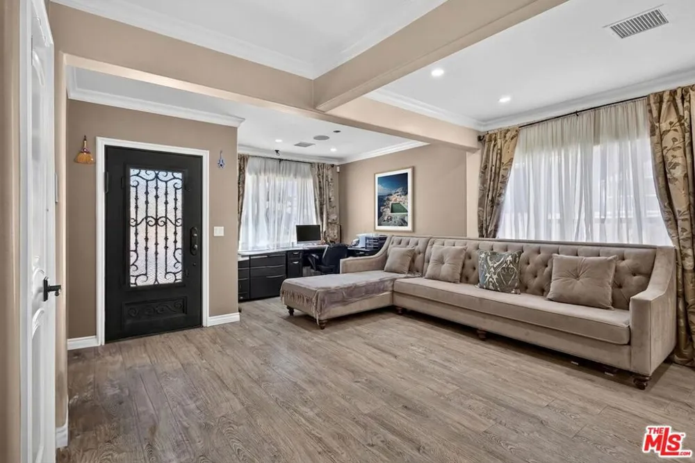 14743 McCormick Street Sherman Oaks, CA 91411