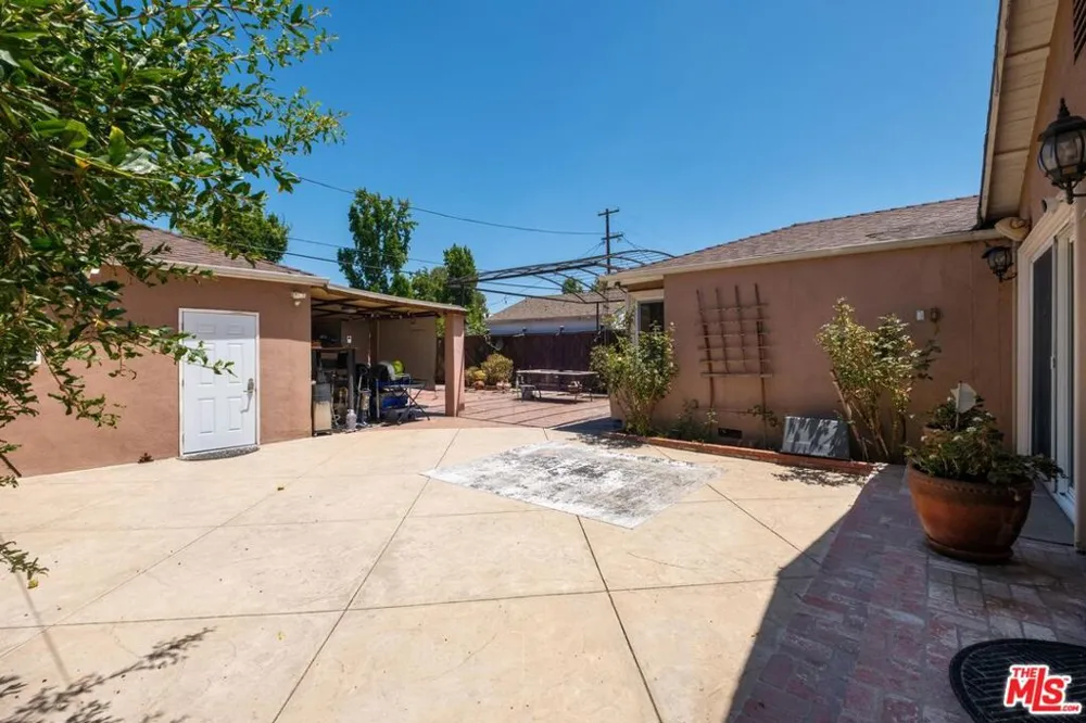 14743 McCormick Street Sherman Oaks, CA 91411