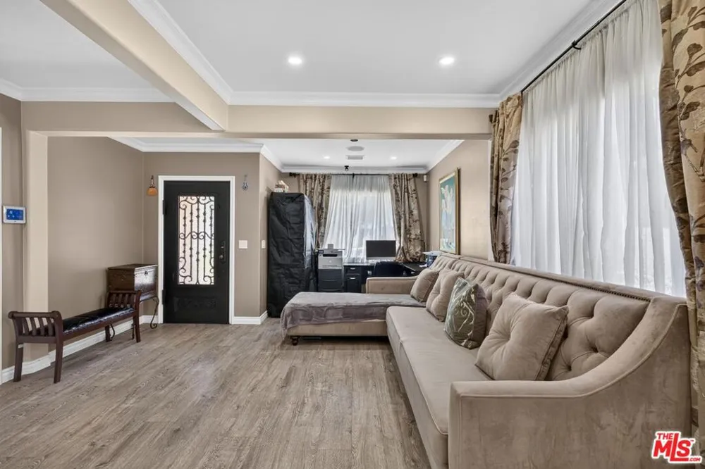14743 McCormick Street Sherman Oaks, CA 91411