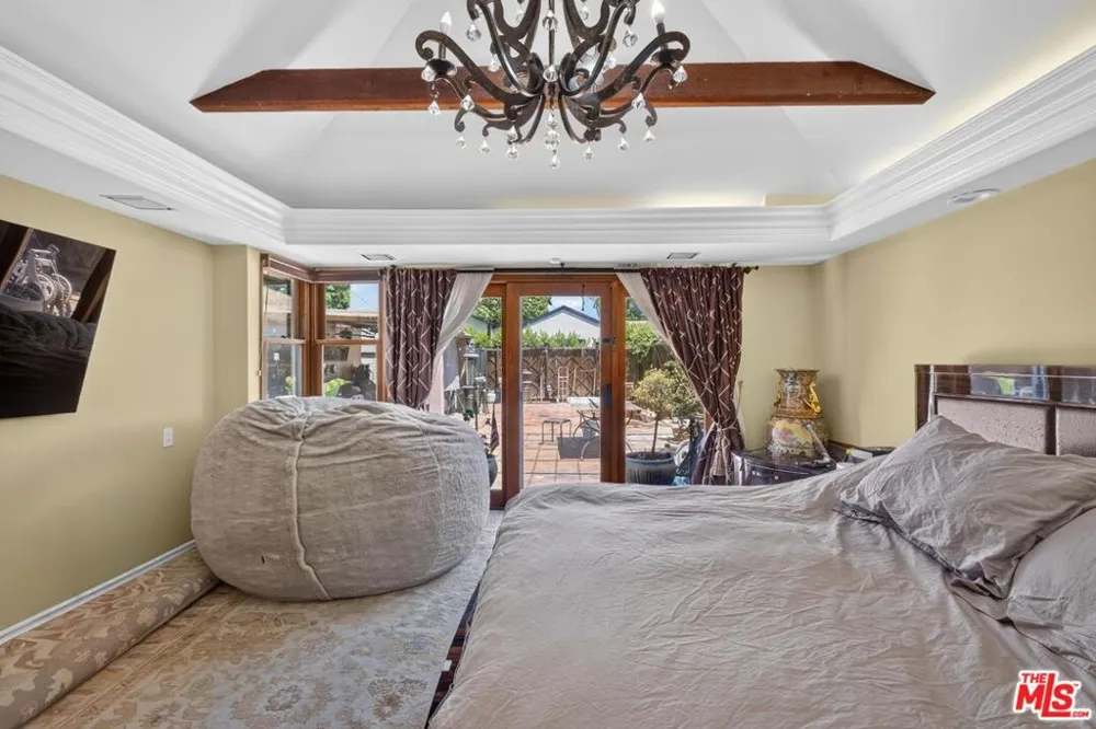 14743 McCormick Street Sherman Oaks, CA 91411