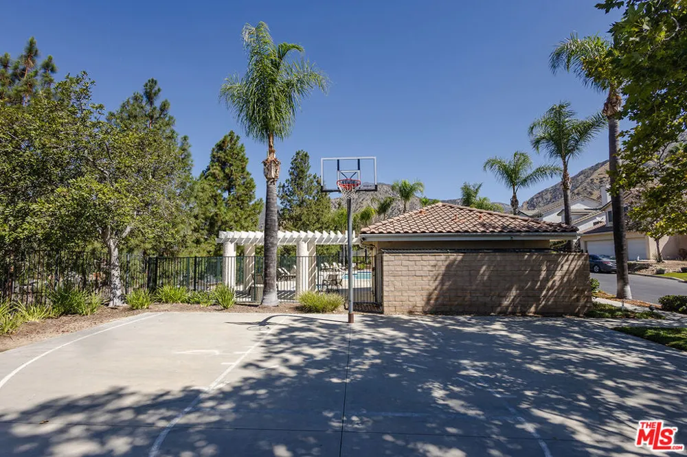 12110 Via Santa Rosa Los Angeles, CA 91342