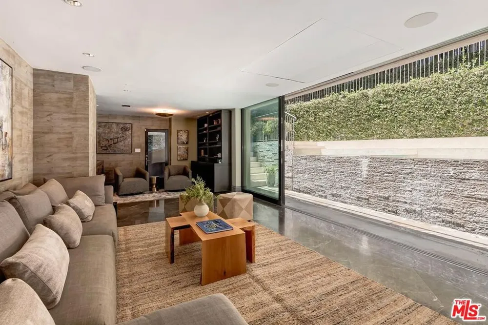 3300 Knoll Drive Los Angeles, CA 90068