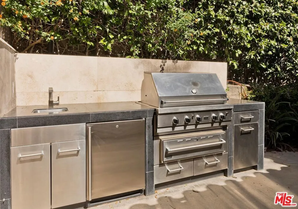 3300 Knoll Drive Los Angeles, CA 90068