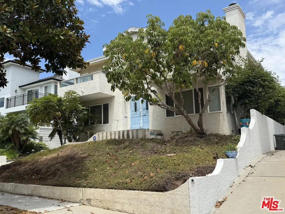 1212 S Irena Avenue Redondo Beach, CA 90277