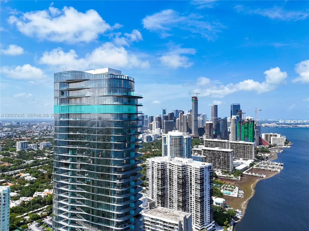 175 SE 25th St #PH4302 Miami, FL 33129