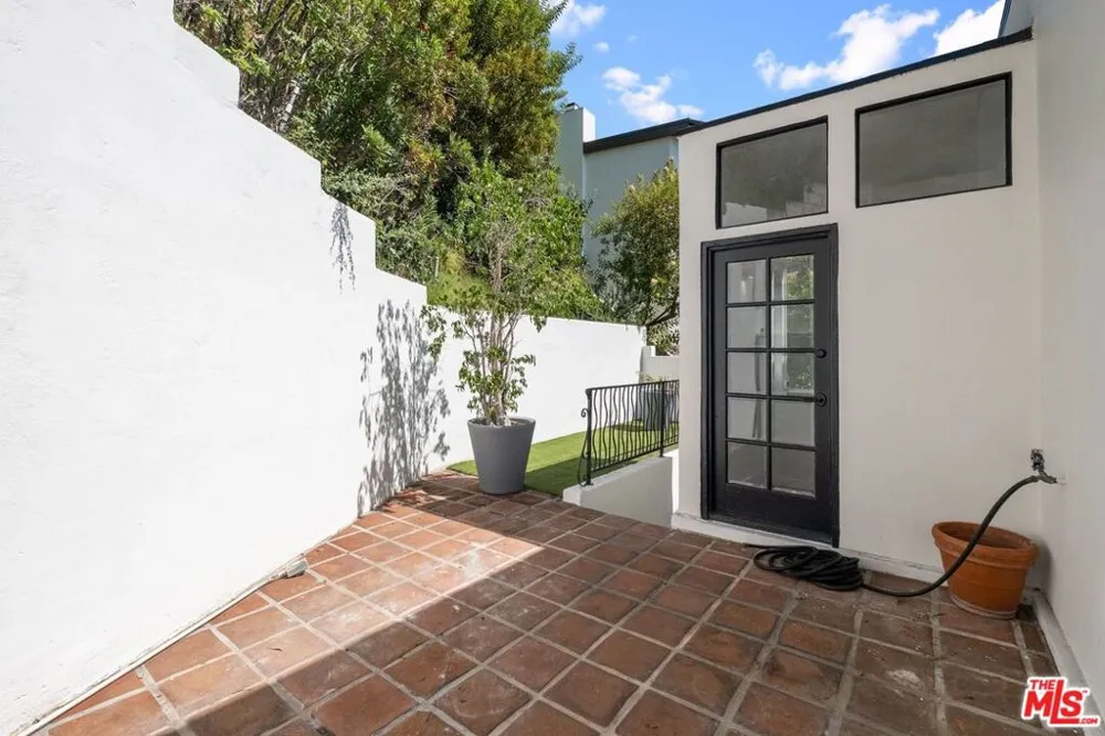 9315 Lloydcrest Drive Beverly Hills, CA 90210