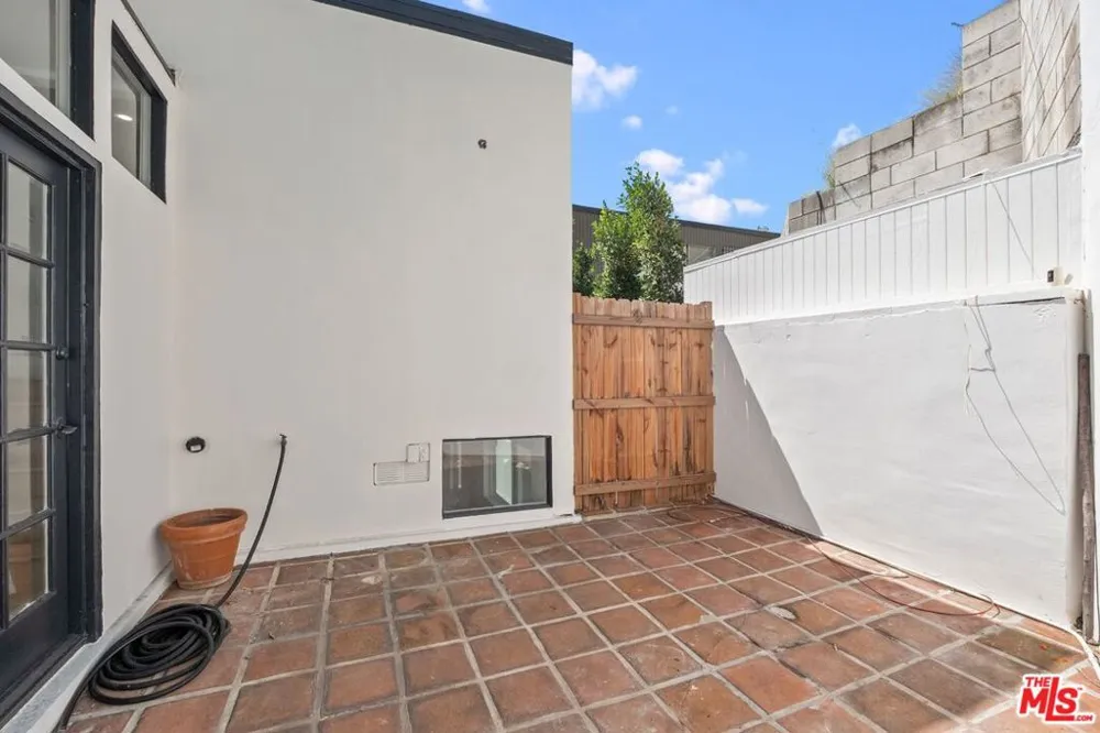9315 Lloydcrest Drive Beverly Hills, CA 90210