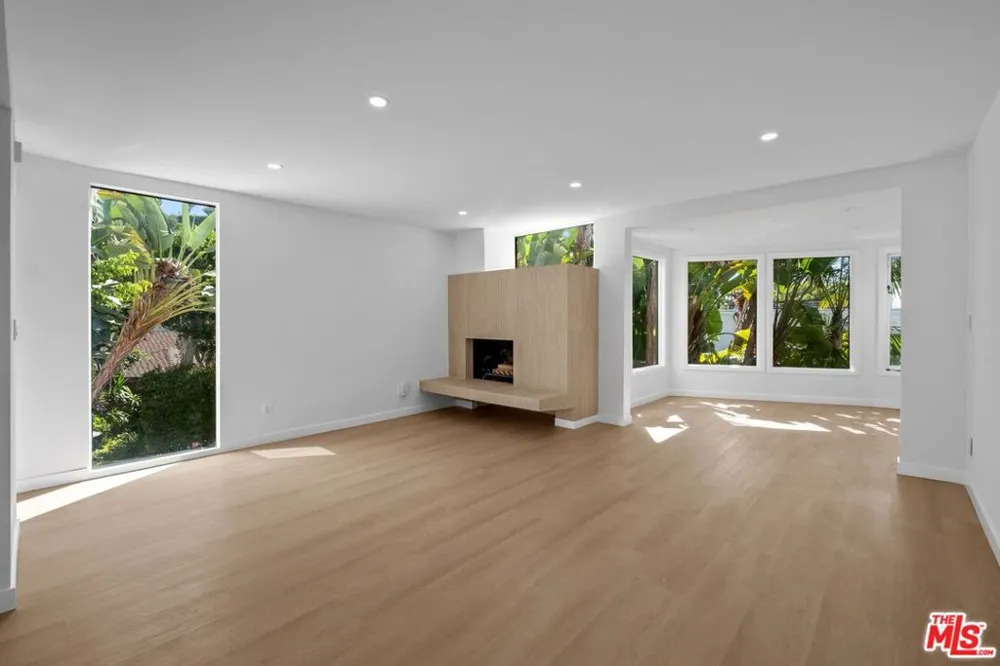 9315 Lloydcrest Drive Beverly Hills, CA 90210