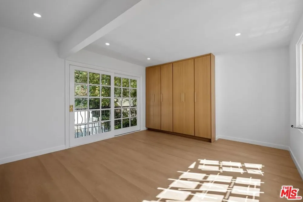 9315 Lloydcrest Drive Beverly Hills, CA 90210