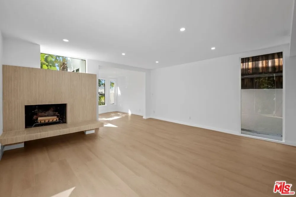 9315 Lloydcrest Drive Beverly Hills, CA 90210