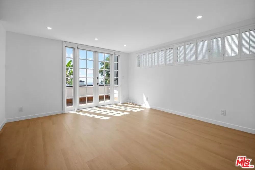 9315 Lloydcrest Drive Beverly Hills, CA 90210