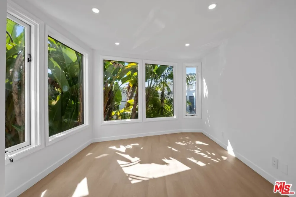 9315 Lloydcrest Drive Beverly Hills, CA 90210