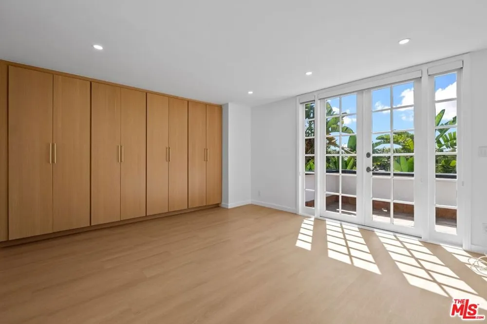 9315 Lloydcrest Drive Beverly Hills, CA 90210