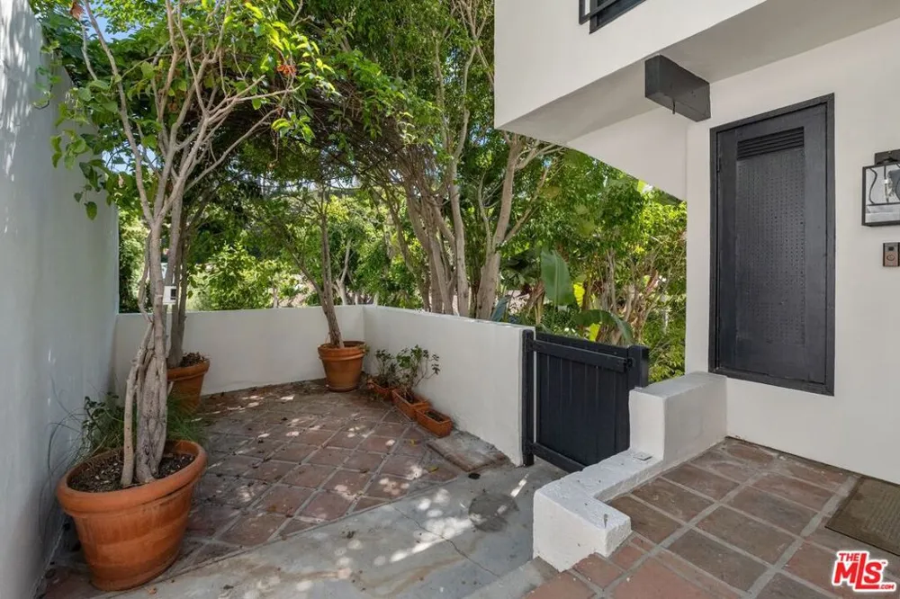 9315 Lloydcrest Drive Beverly Hills, CA 90210