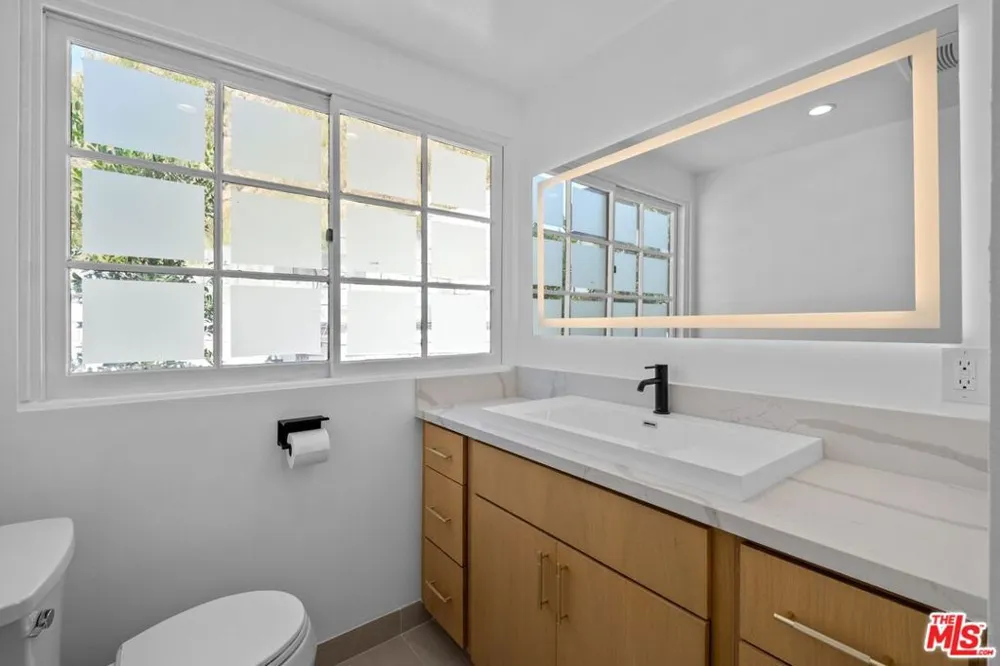 9315 Lloydcrest Drive Beverly Hills, CA 90210