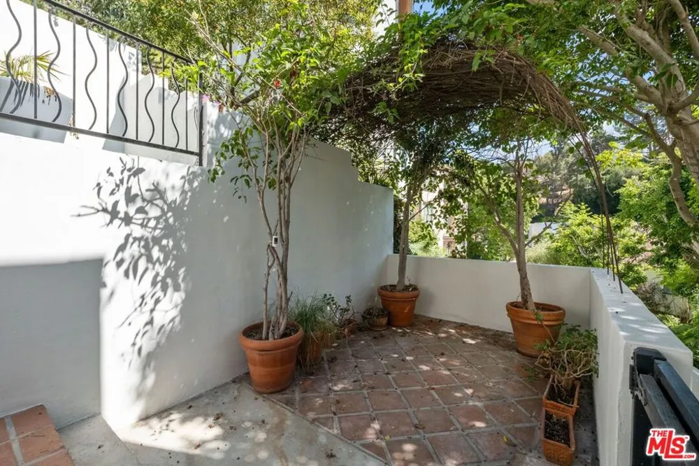 9315 Lloydcrest Drive Beverly Hills, CA 90210