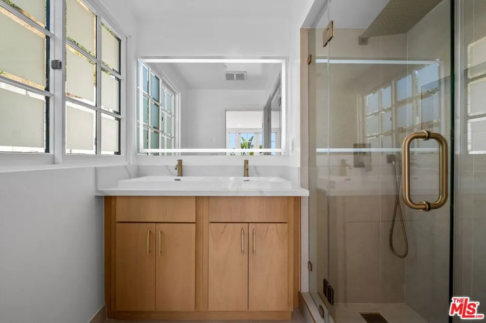 9315 Lloydcrest Drive Beverly Hills, CA 90210