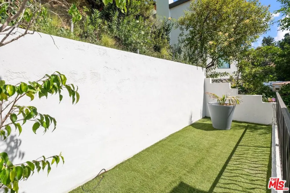 9315 Lloydcrest Drive Beverly Hills, CA 90210
