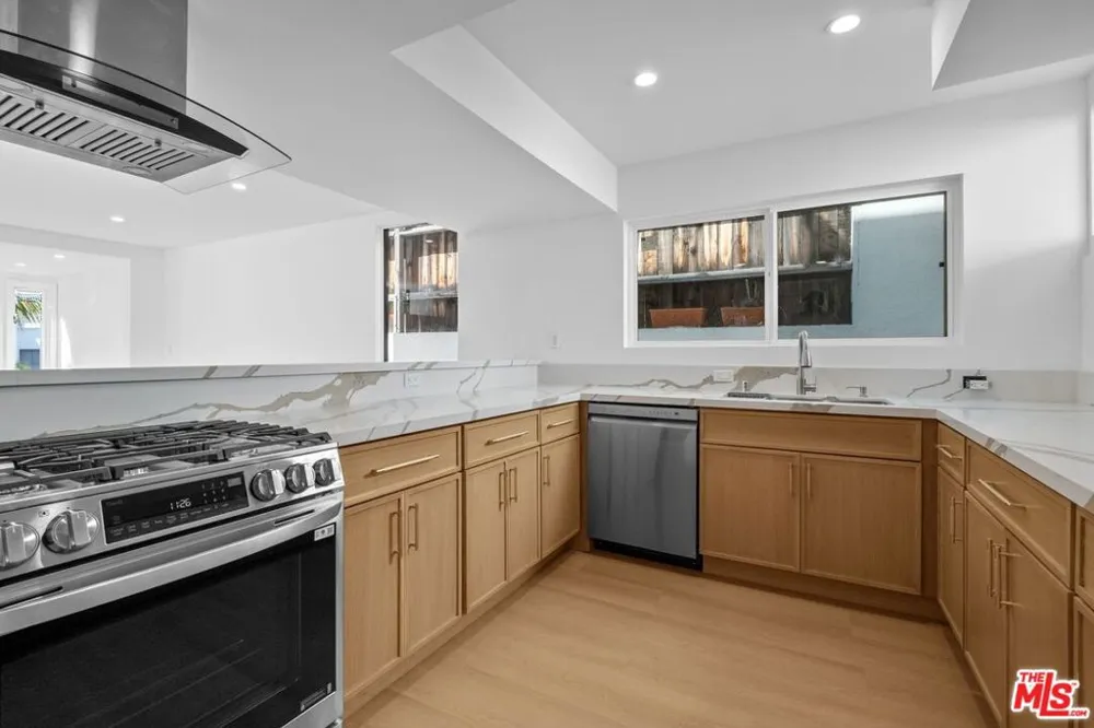 9315 Lloydcrest Drive Beverly Hills, CA 90210