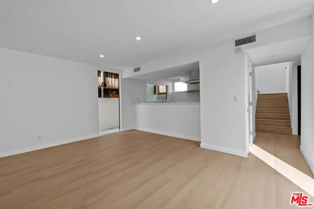 9315 Lloydcrest Drive Beverly Hills, CA 90210
