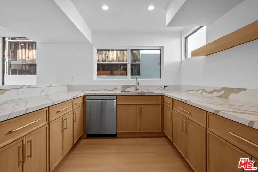 9315 Lloydcrest Drive Beverly Hills, CA 90210